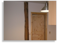 Kernsanierung danach, mit einer 200 Jahre alten Stütze Zimmerei & Holzbau Torsten Herr Wilstedt